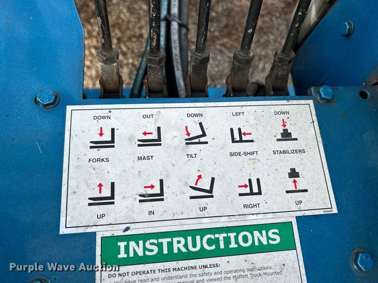 image for item NE9692 2003 Moffett M5500 forklift