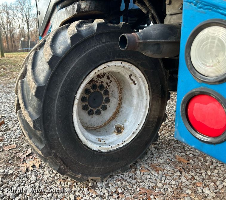 image for item NE9692 2003 Moffett M5500 forklift