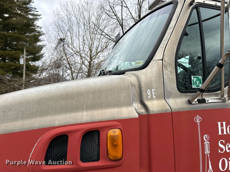 image for item NE9693 1999 Sterling L7501 fuel truck