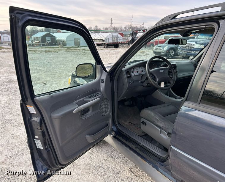 image for item NE9694 2001 Ford Explorer Sport Trac SUV