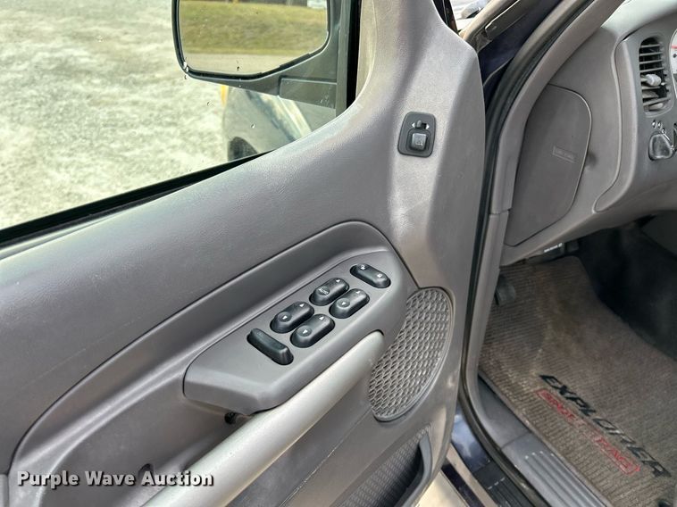 image for item NE9694 2001 Ford Explorer Sport Trac SUV