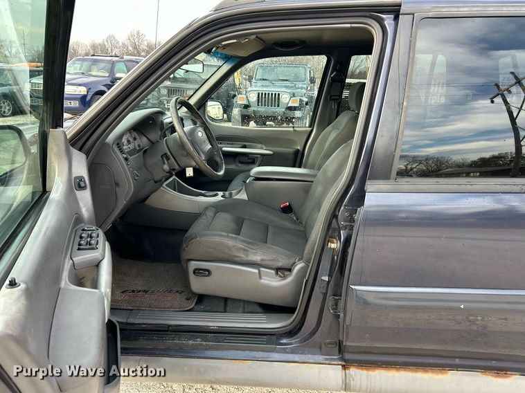 image for item NE9694 2001 Ford Explorer Sport Trac SUV