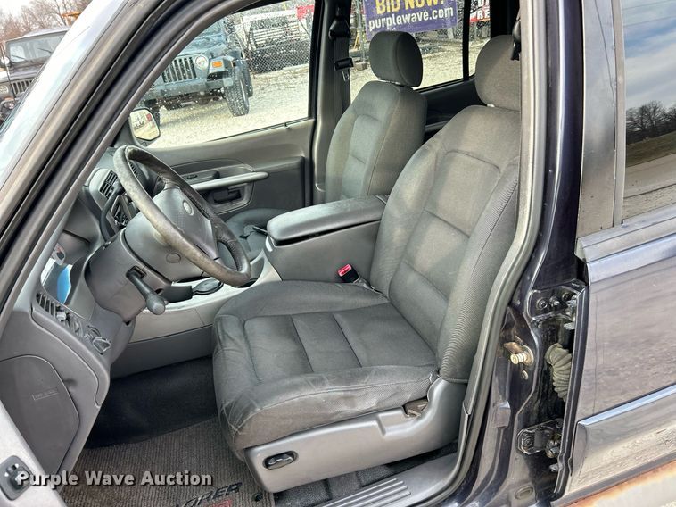 image for item NE9694 2001 Ford Explorer Sport Trac SUV