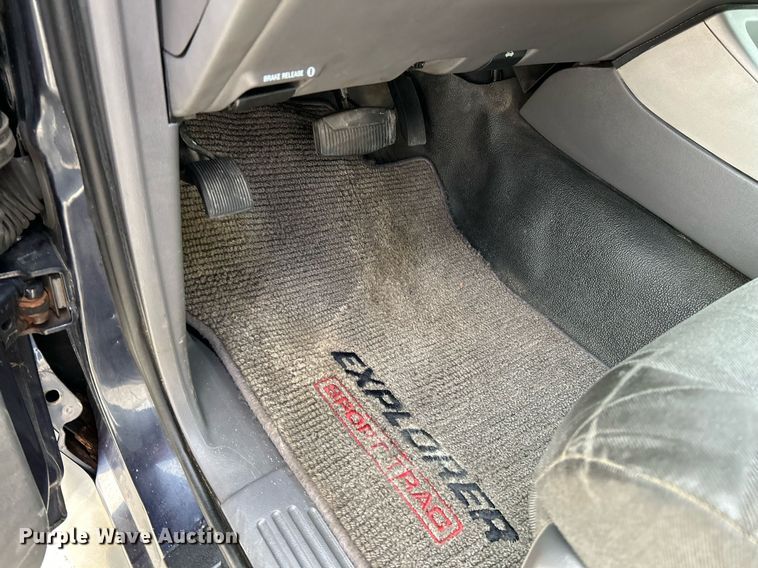 image for item NE9694 2001 Ford Explorer Sport Trac SUV