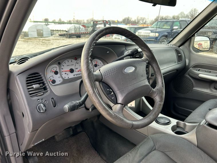 image for item NE9694 2001 Ford Explorer Sport Trac SUV