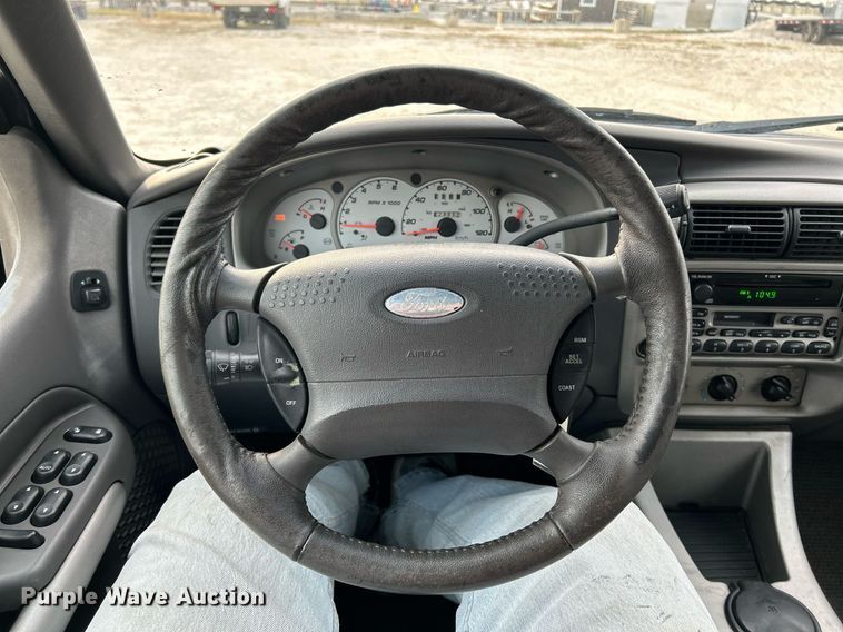 image for item NE9694 2001 Ford Explorer Sport Trac SUV