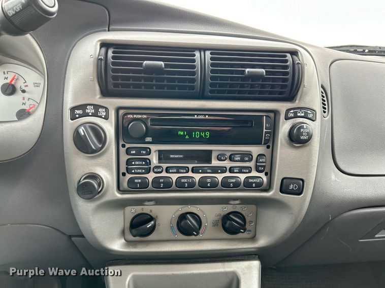 image for item NE9694 2001 Ford Explorer Sport Trac SUV