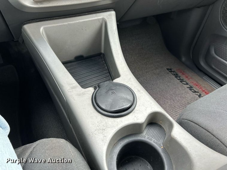 image for item NE9694 2001 Ford Explorer Sport Trac SUV