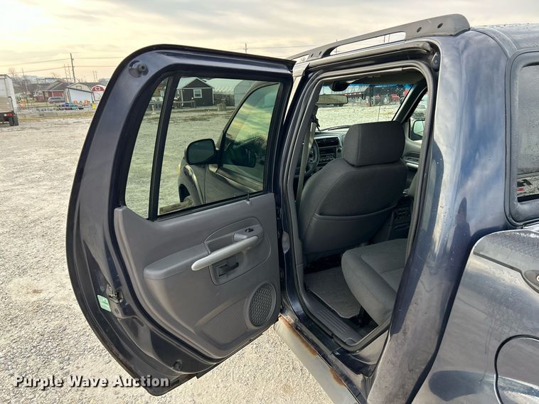 image for item NE9694 2001 Ford Explorer Sport Trac SUV