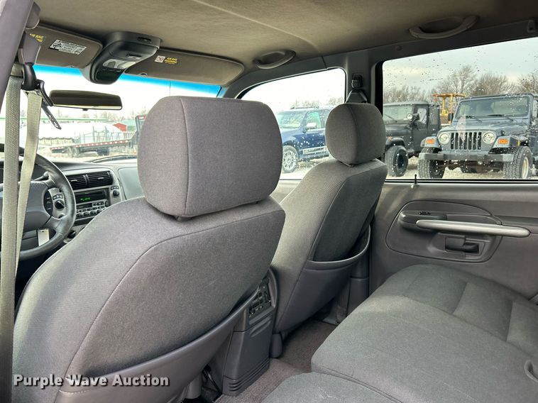 image for item NE9694 2001 Ford Explorer Sport Trac SUV