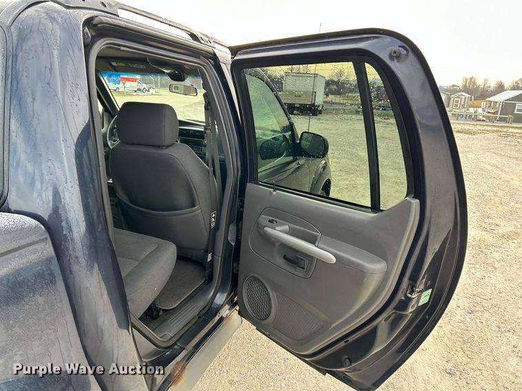 image for item NE9694 2001 Ford Explorer Sport Trac SUV