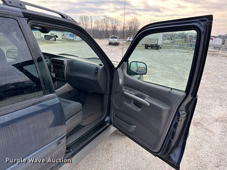 image for item NE9694 2001 Ford Explorer Sport Trac SUV