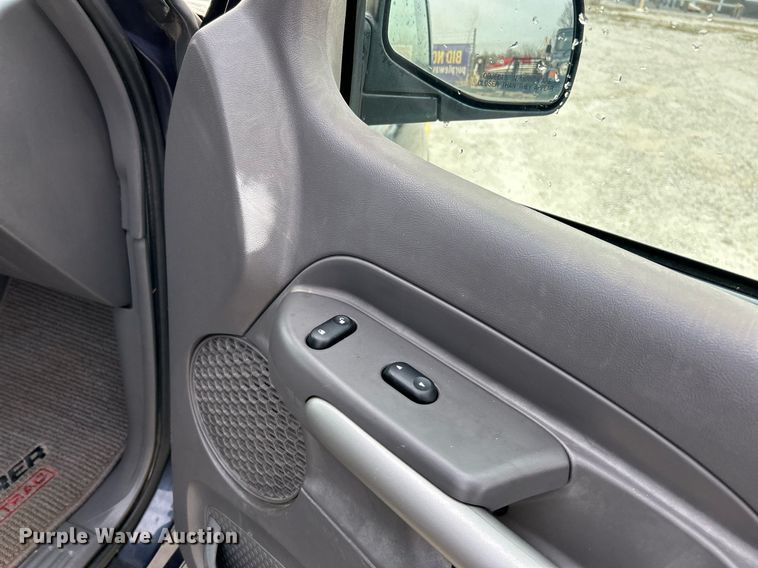 image for item NE9694 2001 Ford Explorer Sport Trac SUV