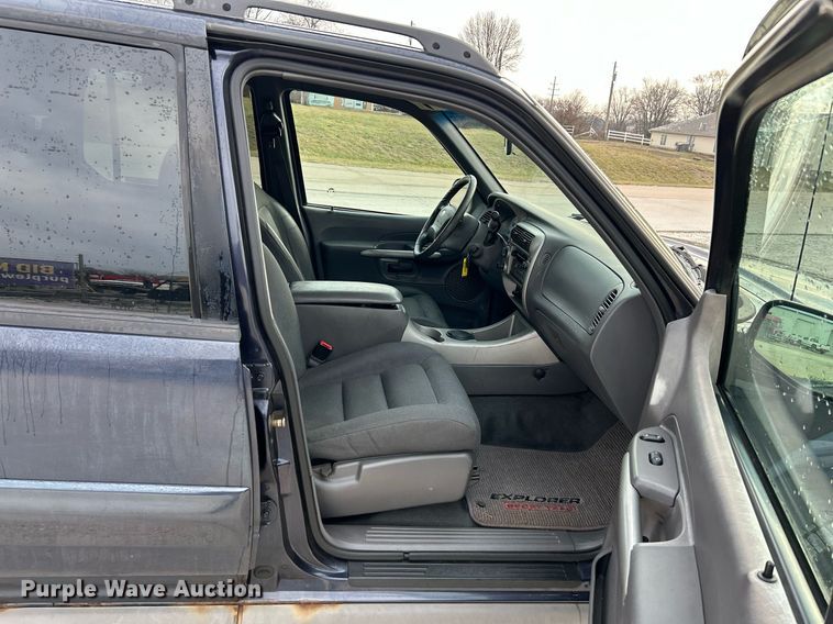 image for item NE9694 2001 Ford Explorer Sport Trac SUV