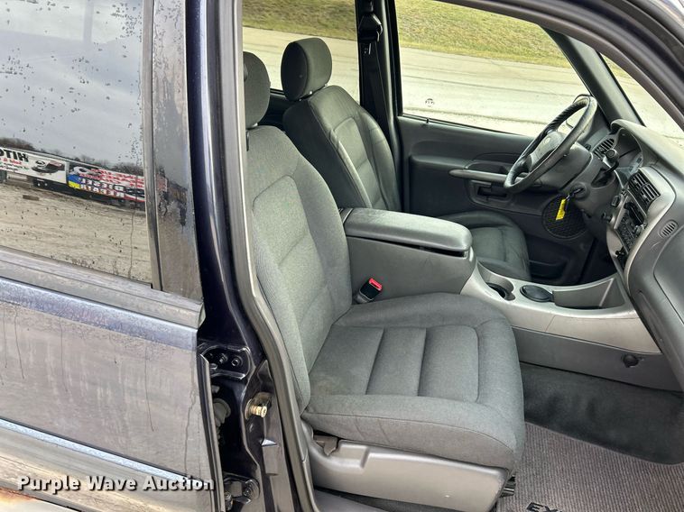 image for item NE9694 2001 Ford Explorer Sport Trac SUV