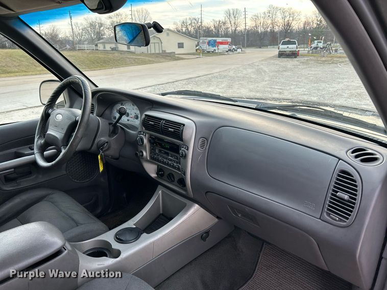 image for item NE9694 2001 Ford Explorer Sport Trac SUV