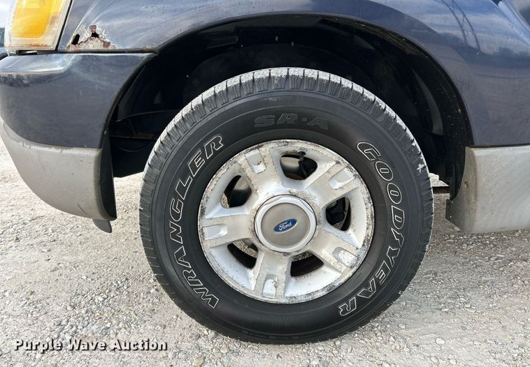 image for item NE9694 2001 Ford Explorer Sport Trac SUV