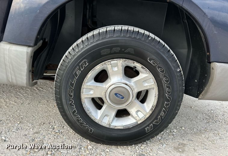 image for item NE9694 2001 Ford Explorer Sport Trac SUV