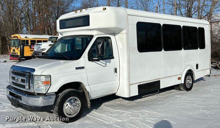 image for item NE9726 2015 Ford E450 Super Duty shuttle bus
