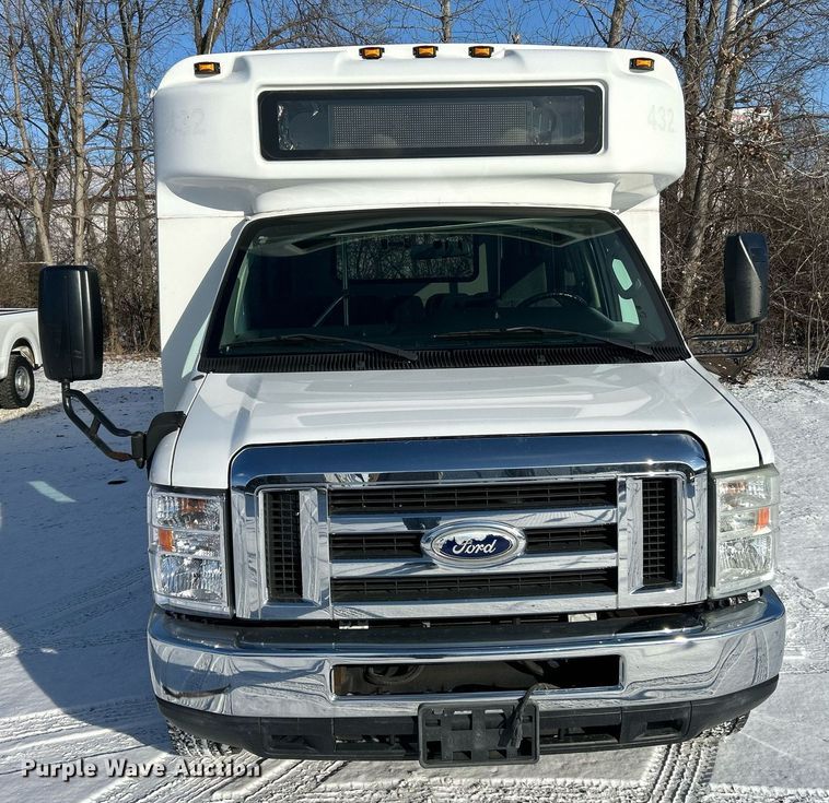 image for item NE9726 2015 Ford E450 Super Duty shuttle bus