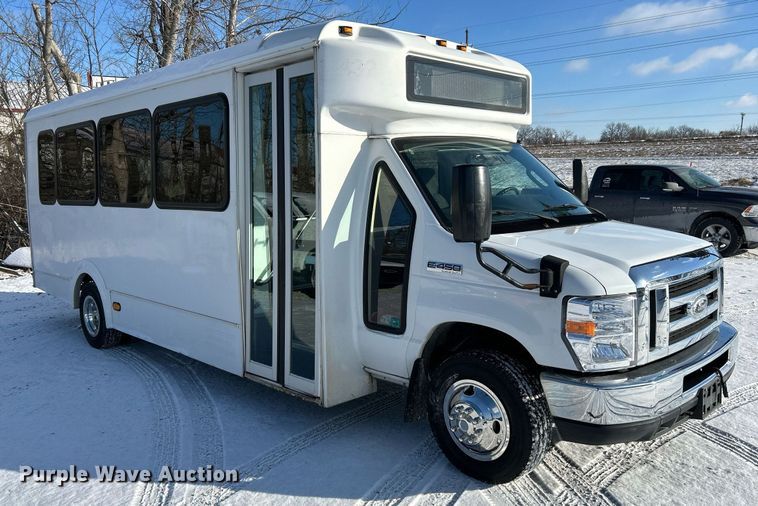 image for item NE9726 2015 Ford E450 Super Duty shuttle bus