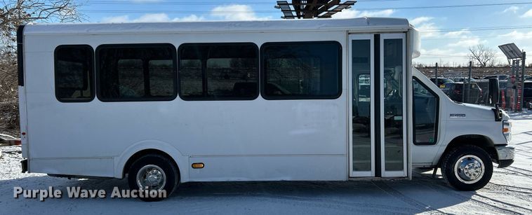 image for item NE9726 2015 Ford E450 Super Duty shuttle bus
