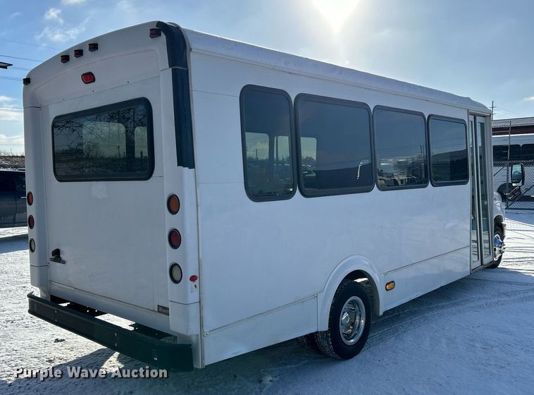 image for item NE9726 2015 Ford E450 Super Duty shuttle bus