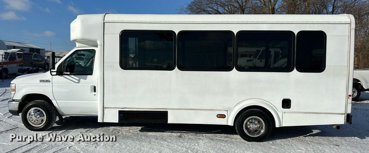 image for item NE9726 2015 Ford E450 Super Duty shuttle bus