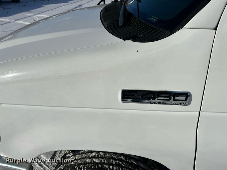 image for item NE9726 2015 Ford E450 Super Duty shuttle bus