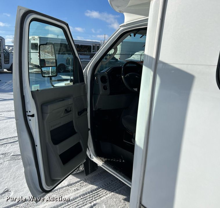 image for item NE9726 2015 Ford E450 Super Duty shuttle bus
