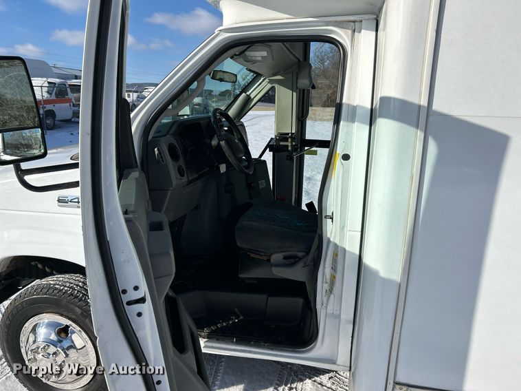 image for item NE9726 2015 Ford E450 Super Duty shuttle bus