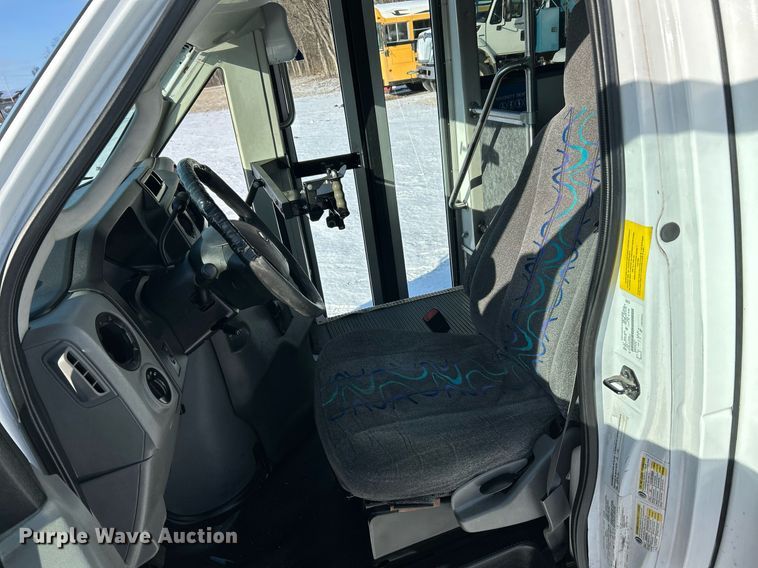 image for item NE9726 2015 Ford E450 Super Duty shuttle bus