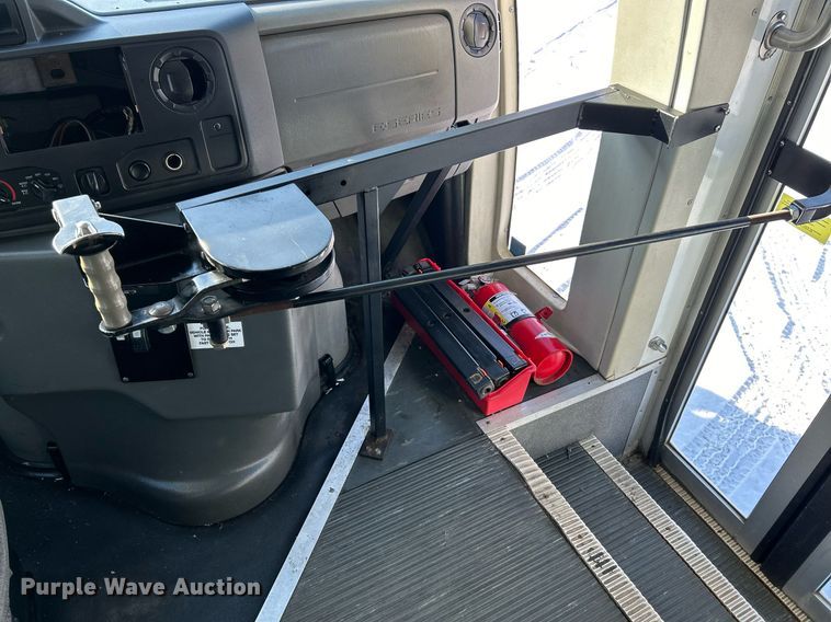 image for item NE9726 2015 Ford E450 Super Duty shuttle bus