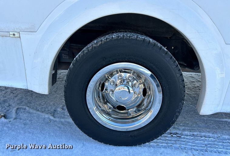 image for item NE9726 2015 Ford E450 Super Duty shuttle bus