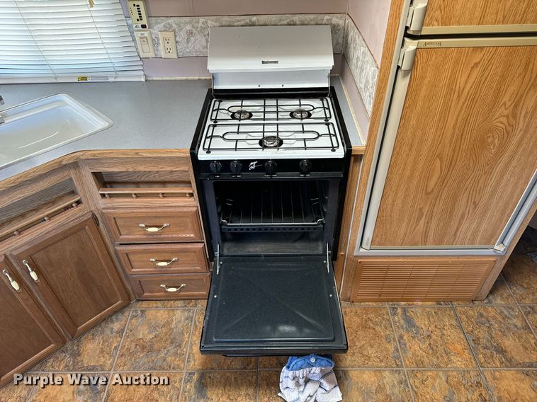 image for item NM9186 1997 Fleetwood Wilderness camper