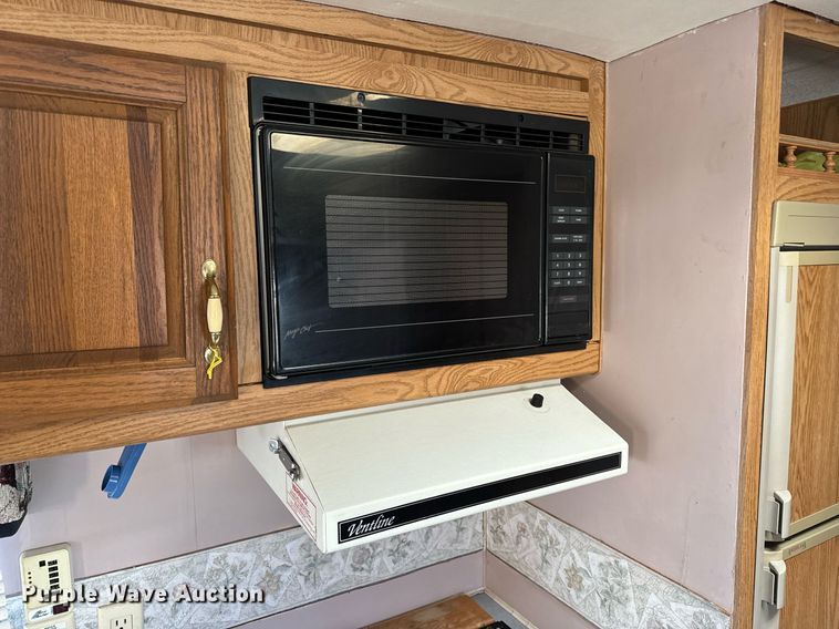 image for item NM9186 1997 Fleetwood Wilderness camper