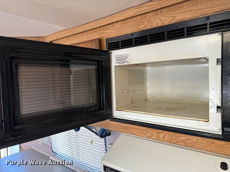 image for item NM9186 1997 Fleetwood Wilderness camper