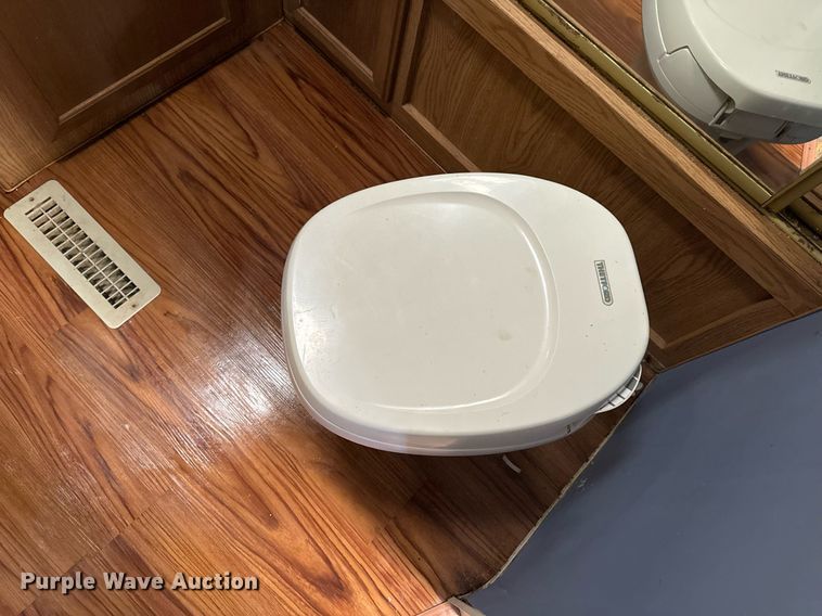 image for item NM9186 1997 Fleetwood Wilderness camper