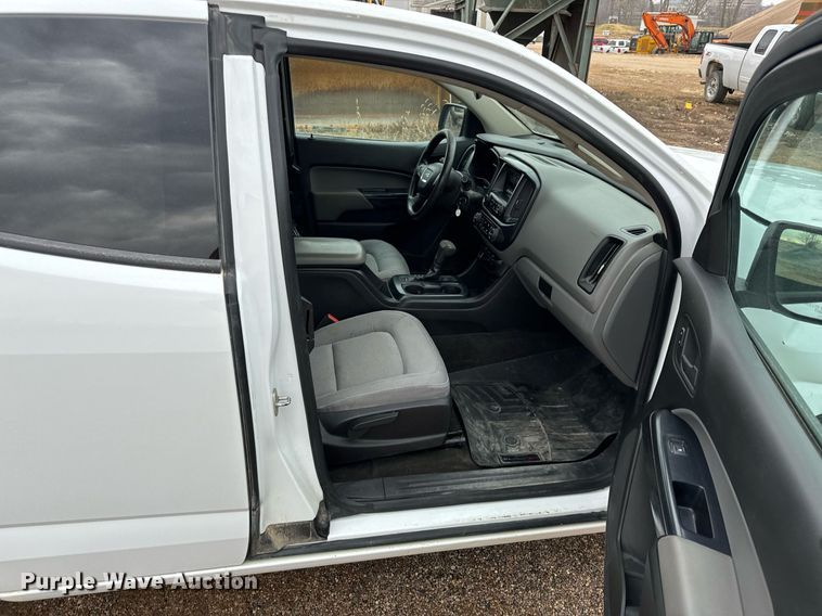 image for item NM9226 2015 GMC Canyon Ext. Cab pickup truck