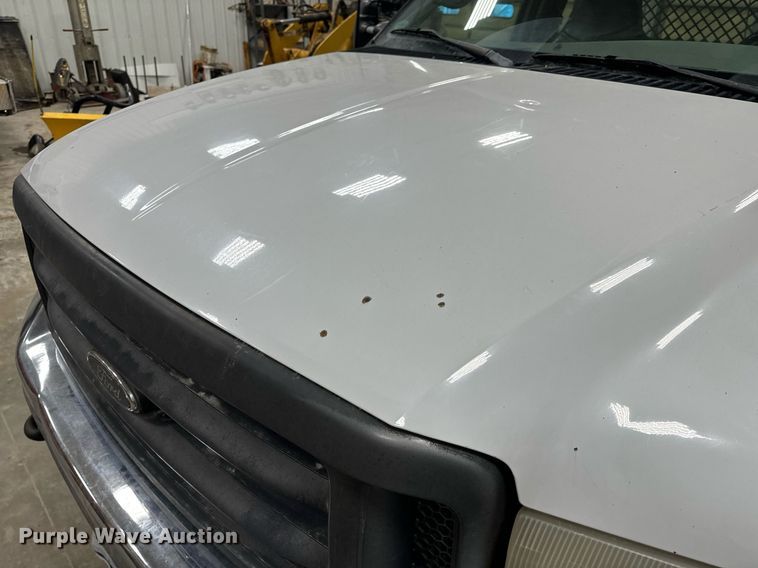 image for item NM9237 2000 Ford F450 Super Duty XL flatbed truck