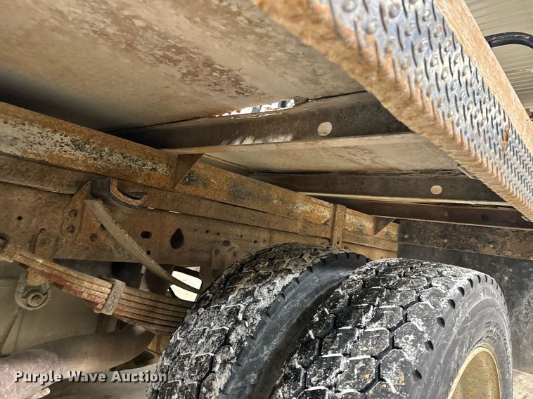 image for item NM9237 2000 Ford F450 Super Duty XL flatbed truck