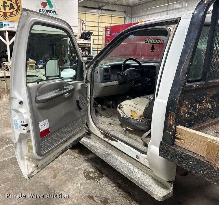 image for item NM9237 2000 Ford F450 Super Duty XL flatbed truck