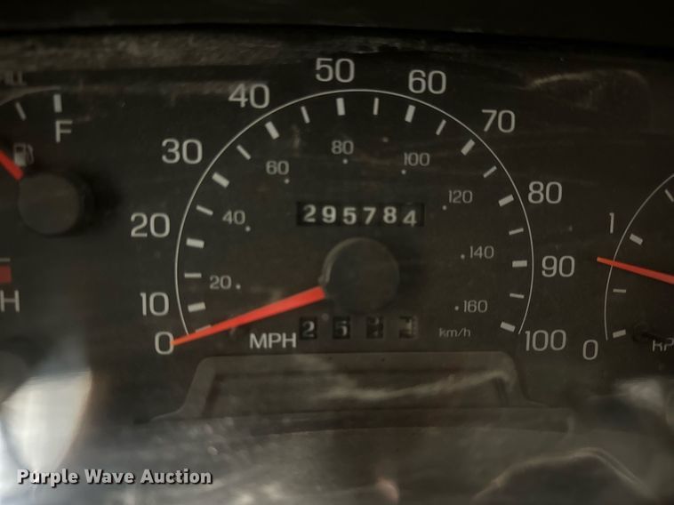 image for item NM9237 2000 Ford F450 Super Duty XL flatbed truck