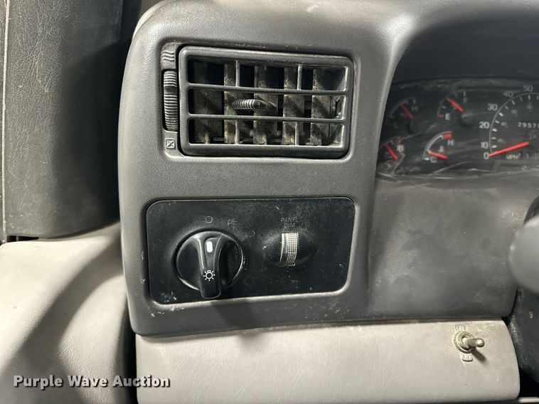 image for item NM9237 2000 Ford F450 Super Duty XL flatbed truck