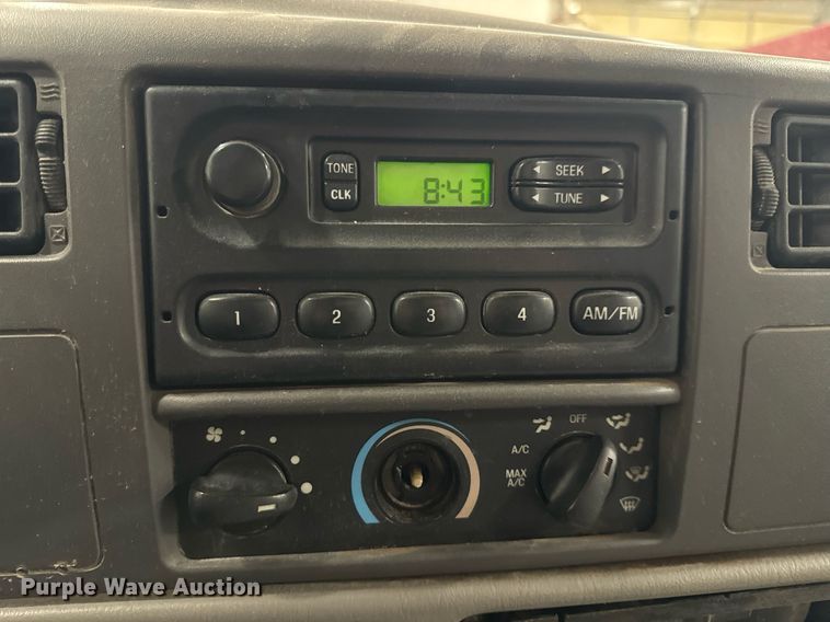 image for item NM9237 2000 Ford F450 Super Duty XL flatbed truck