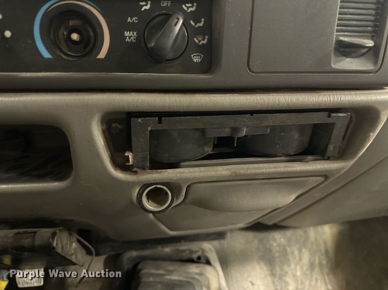 image for item NM9237 2000 Ford F450 Super Duty XL flatbed truck