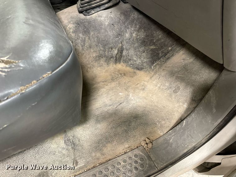 image for item NM9237 2000 Ford F450 Super Duty XL flatbed truck