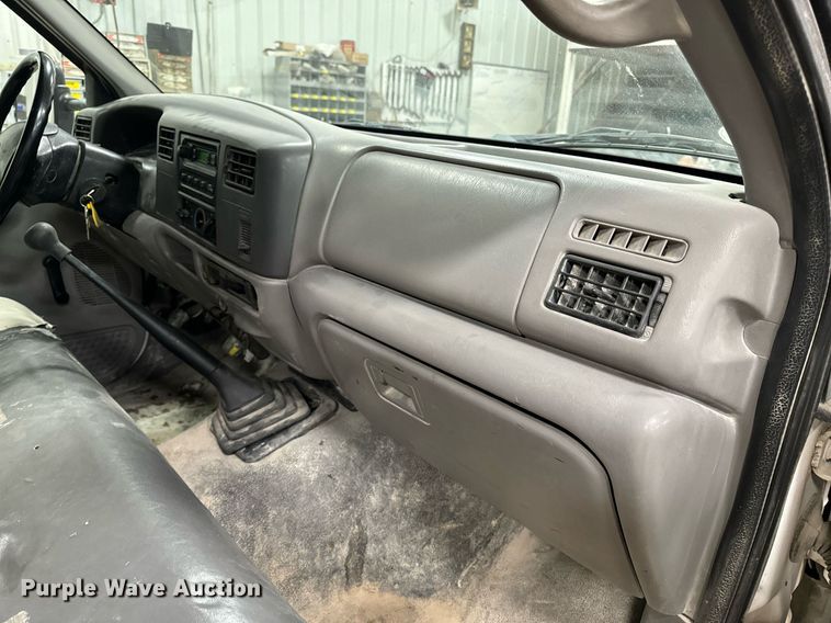 image for item NM9237 2000 Ford F450 Super Duty XL flatbed truck