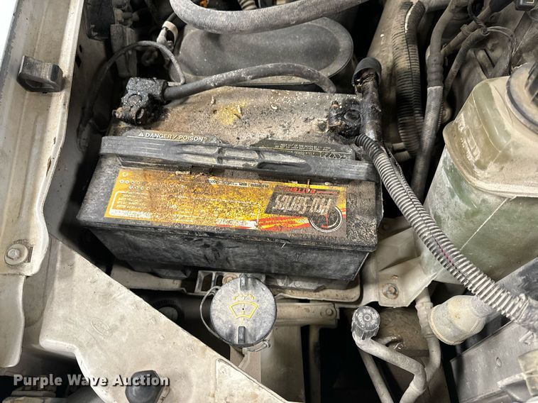 image for item NM9237 2000 Ford F450 Super Duty XL flatbed truck