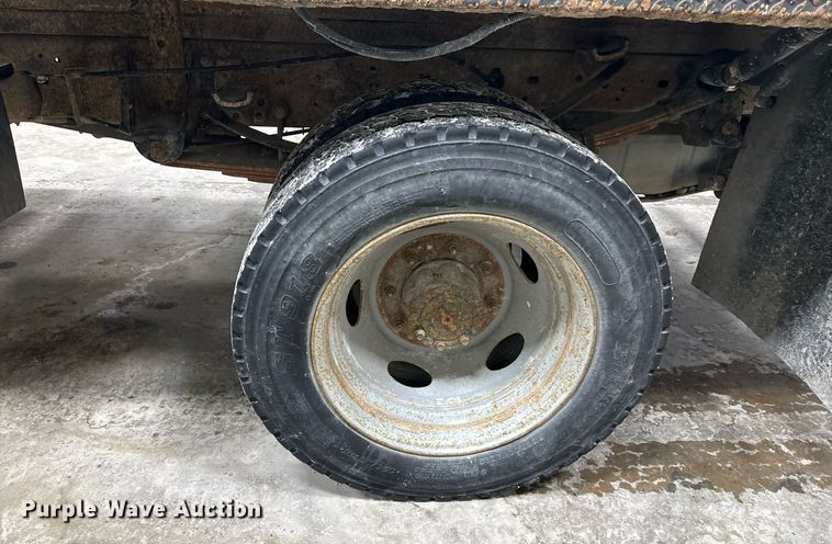 image for item NM9237 2000 Ford F450 Super Duty XL flatbed truck